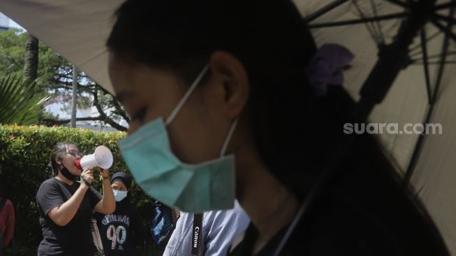 Peserta aksi Asia Climate Rally berorasi saat menggelar aksi unjuk rasa di depan Balai Kota Jakarta, Jumat (27/11/2020). [Suara.com/Angga Budhiyanto]