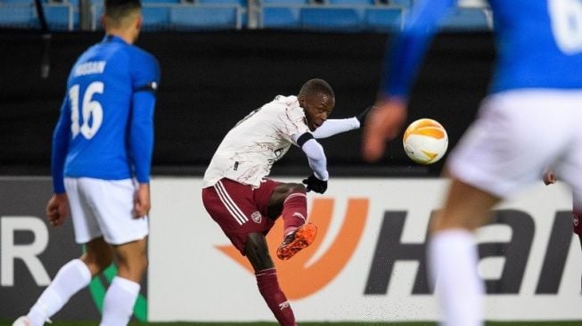 Penyerang sayap Arsenal Nicolas Pepe (tengah) melepaskan tembakan ke gawang Molde dalam lanjutan Grup B Liga Europa di Stadion Aker, Molde, Norwegia, Kamis (26/11/2020) waktu setempat. (ANTARA/REUTERS/BILDBYRAN/Marius Simensen)