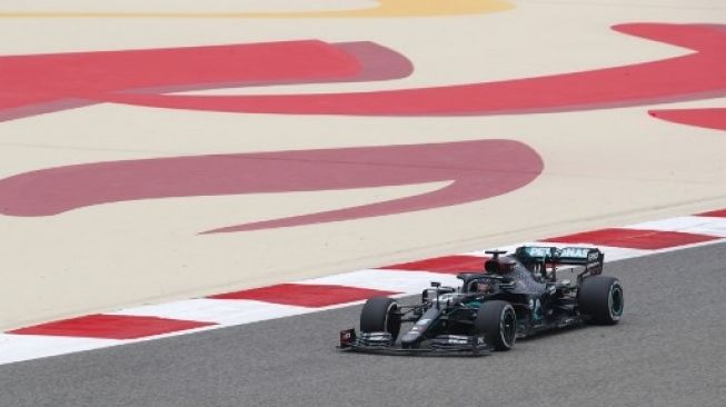 Pebalap tim Mercedes Lewis Hamilton menjalani sesi latihan bebas Grand Prix Bahrain, Sirkuit Sakhir. (27/11/2020) [AFP]