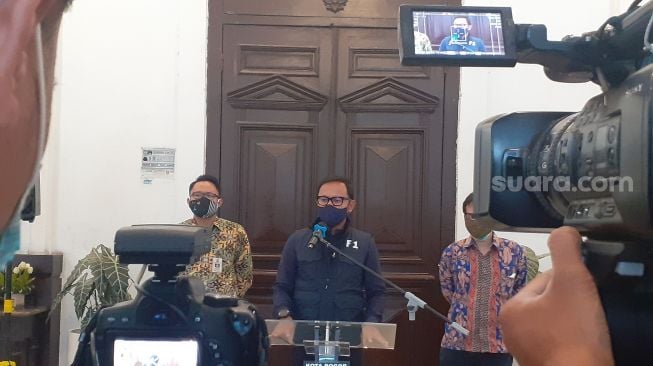 Wali Kota Bogor Bima Arya Sugiarto dan juga sebagai Ketua Satgas Covid-19 Kota Bogor di di Balai Kota Bogor, Jumat (27/11) sore. [Suara.com/Andi Ahmad Sulaendi]