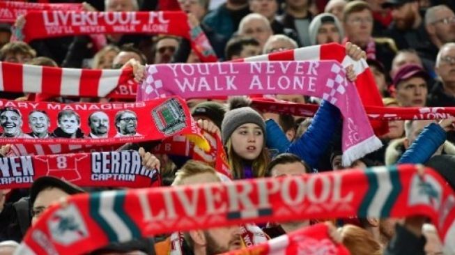 Suporter Liverpool memberikan dukungan saat tim kesayangan mereka menjamu Watford di Anfield pada 27