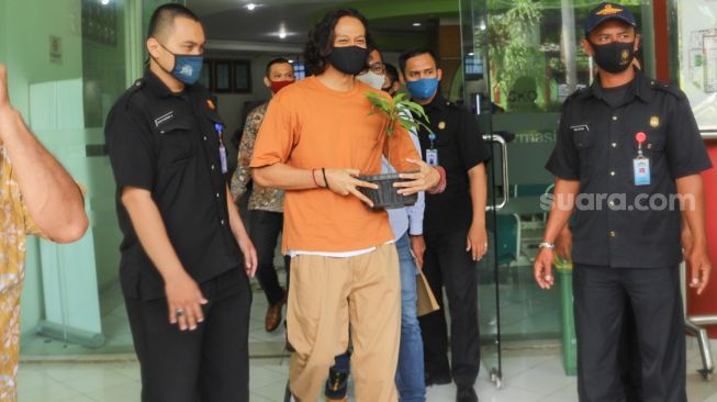 Aktor Dwi Sasono berjalan keluar dari RSKO setelah dirinya bebas usai menjalani masa rehabilitasi selama hampir 6 bulan lamanya akibat kasus narkoba yang menjeratnya di RSKO Cibubur, Jakarta Timur, Jumat (27/11). [Suara.com/Alfian Winanto]