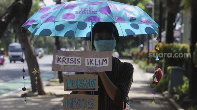 Peserta aksi Asia Climate Rally menggelar aksi unjuk rasa di depan Balai Kota Jakarta, Jumat (27/11/2020). [Suara.com/Angga Budhiyanto]