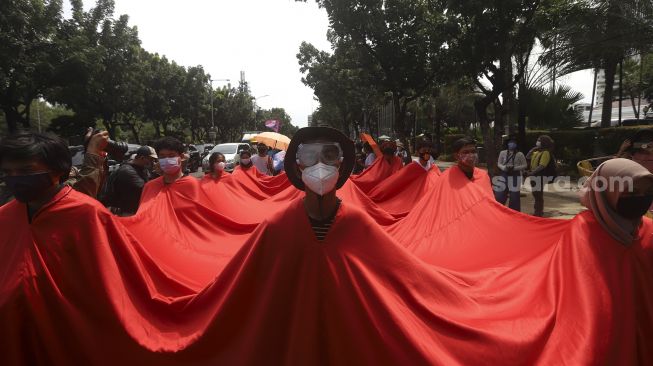 Peserta aksi Asia Climate Rally menggelar aksi unjuk rasa di depan Balai Kota Jakarta, Jumat (27/11/2020). [Suara.com/Angga Budhiyanto]