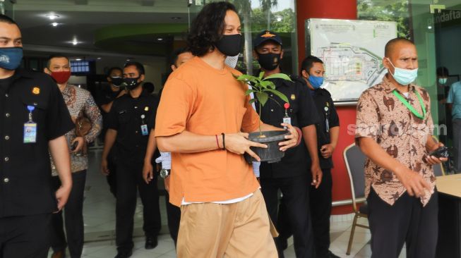 Aktor Dwi Sasono berjalan keluar dari RSKO setelah dirinya bebas usai menjalani masa rehabilitasi selama hampir 6 bulan lamanya akibat kasus narkoba yang menjeratnya di RSKO Cibubur, Jakarta Timur, Jumat (27/11). [Suara.com/Alfian Winanto]
