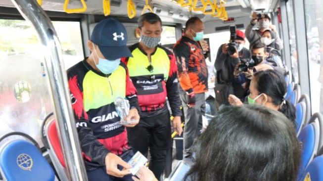 Mudahkan Masyarakat Naik Transmetro Deli, 5.000 Kartu Sumut Card Dibagikan