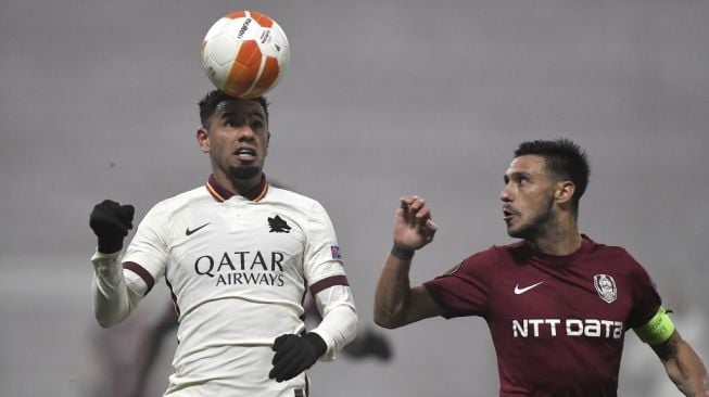 Pemain bertahan AS Roma, Bruno Peres berebut bola dengan bek CFR Cluj Camora (kanan) dalam laga matchday keempat Grup A Liga Europa, di Stadionul Dr Constantin Radulescu, Cluj, Jumat (27/11/2020) dini hari WIB. [Alex NICODIM / AFP]