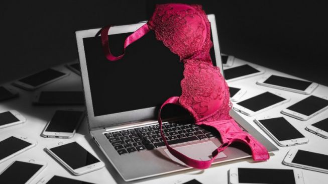 Prostitusi Online: Artis Film dan Selebgram Dicokok Saat Sedang 'Threesome'