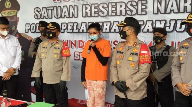 Millen Cyrus memberikan keterangan pers saat polisi melakukan gelar perkara atas kasus narkoba yang menjeratnya di Polres Pelabuhan Tanjung Priok, Senin (23/11/2020). Millen Cyrus ditangkap pada Minggu (22/11/2020) dini hari. Pemilik nama lengkap Muhammad Milendaru Prakasa Samudra ini ditangkap bersama dua orang lain di salah satu hotel di kawasan Tanjung Priok, Jakarta Utara.Dalam penangkapan Millen Cyrus, polisi mengamankan sisa sabu seberat 0,36 gram, alat isap dan minuman keras.Selebgram Millen Cyrus diamankan polisi terkait kasus narkoba. Transgender yang merupakan keponakan Ashanty itu nantinya akan ditempatkan di sel laki-laki. [Suara.com/Herwanto]