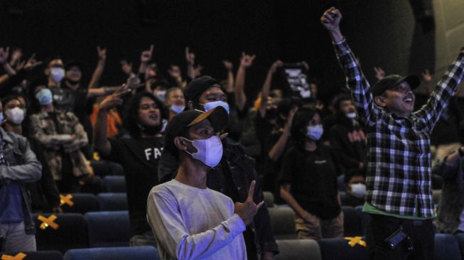 Sejumlah penonton berfoto bersama usai menyaksikan konser musik di Bioskop Bekasi, Jawa Barat, Jumat (27/11/2020). [ANTARA FOTO]
