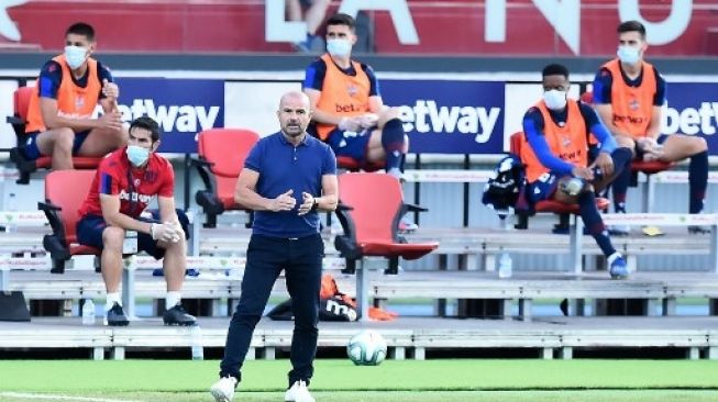 Pelatih Levante Paco Lopez di pinggir lapangan memberikan instruksi kepada pemainnya saat laga Liga Spanyol.JOSE JORDAN / AFP