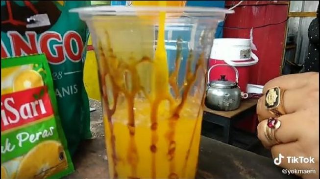 Nutrisari jeruk peras kecap Bango (TikTok @yokmaem)