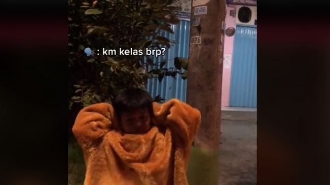 Viral Kisah Badut Cilik Bekerja Demi Keluarga, Rela Pulang Larut Malam