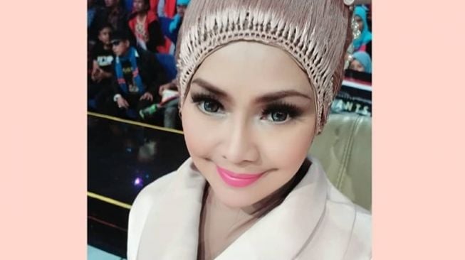 Iyeth Bustami Tampil Pamer Rambut Hitam, Copot Hijab?