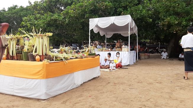 Upacara Ngangkid digelar sebagai bentuk syukur anak sudah beranjak remaja, dengan harapan dan doa anak tumbuh sehat, kuat hingga dewasa kelak. (Suara.com/Dini Afrianti)
