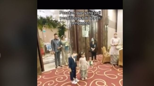 Momen Bocah Pengiring Pengantin Ketiduran Sambil Berdiri, Videonya Gemesin