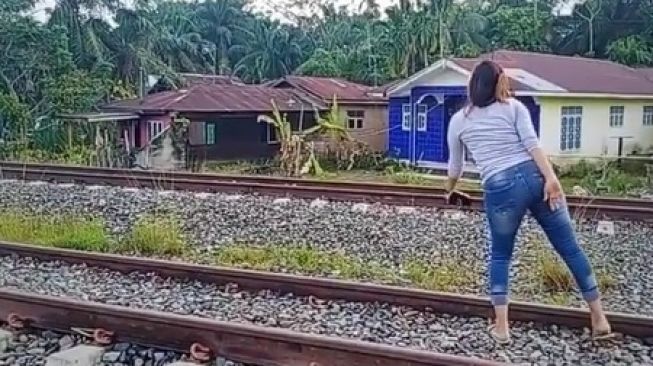 Viral Tetangga Ribut Saling Ledek: Kita Bangun Rumah Dia yang Panas