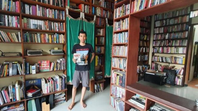 Tomi Wibisono dijumpai di Perpustakaan Rumah Kata Jogja - (SuaraJogja.id/Hiskia Andika)