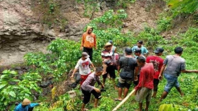 Tragis, AZ Tewas Tergelincir dari Atas Tebing 20 Meter