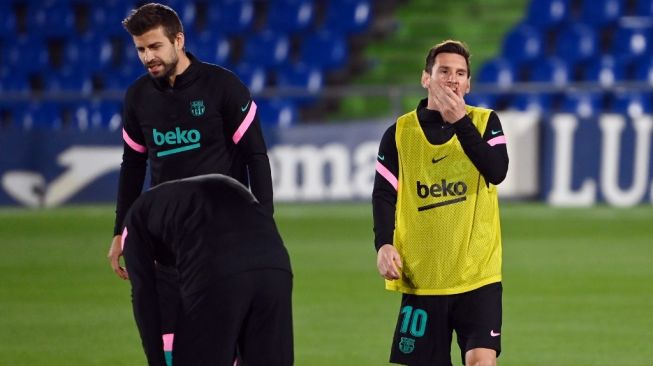 Bek Barcelona, Gerard Pique (kiri) dan megabintang Lionel Messi. [GABRIEL BOUYS / AFP]