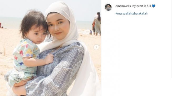 Dina Novelis dan anaknya (Instagram/@dinanovelis)