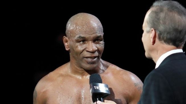 Petinju Mike Tyson (kiri) seusai laga kontra Roy Jones Jr di Staples Center, Los Angeles, Amerika Serikat, Minggu (29/11/2020). [Joe Scarnici / Getty Images North America / AFP]