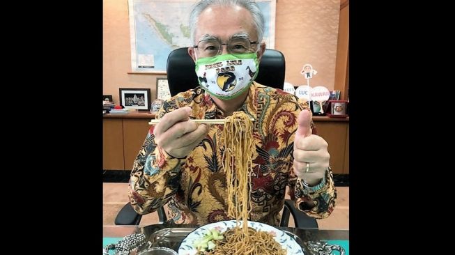 Duta Besar Jepang untuk Indonesia, Mr Ishii Masafumi bersama maskernya yang viral [Instagram: jpnambsindonesia].