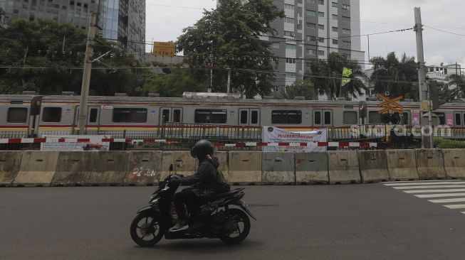 Penutupan Perlintasan Kereta Api Sebidang Di Stasiun Palmerah 2432