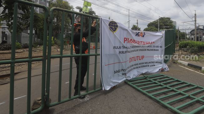 Penutupan Perlintasan Kereta Api Sebidang Di Stasiun Palmerah 3074