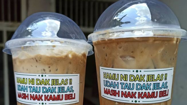 Cara pemasaran warung es ini bikin warganet salfok. (Instagram/ es_dakjelas)