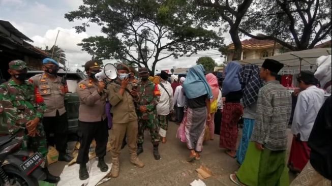 Pembubaran massa di Desa Sukamantri, Tangerang, Minggu (29/11/2020). [Suara.com / Alwan]