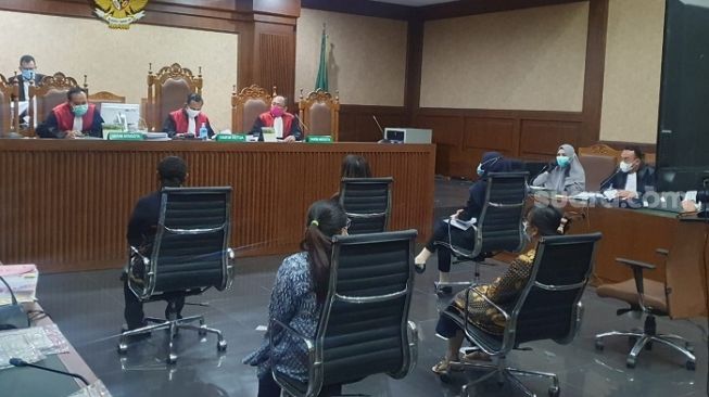 Sejumlah saksi termasuk Sekretaris Djoko Tjandra, Nurmawan Fransisca yang dihadirkan jaksa penuntut umum ke persidangan terkait skandal suap fatwa MA. (Suara.com/Arga)