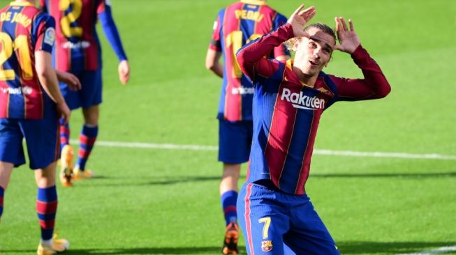 Penyerang Barcelona Antoine Griezmann merayakan golnya ke gawang Osasuna di pekan ke-11 Liga Spanyol di Camp Nou, Minggu (29/11/2020). [LLUIS GENE / AFP]