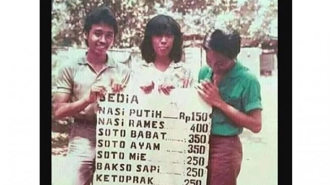 Foto Jadul Pria Pamer Jajanan Viral, Publik: Endorse Before It Was Cool