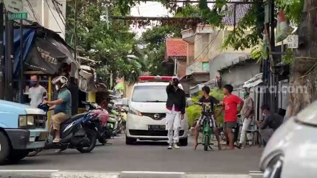 Mobil ambulans RS Ummi Bogor sambangi rumah Habib Rizieq Shihab di Petamburan, Jakpus. (Suara.com/Bagaskara)