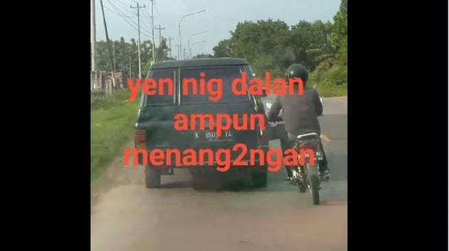 Solidaritas pemotor tua melihat mobil tua yang mogok di jalan bikin terpana (Facebook)