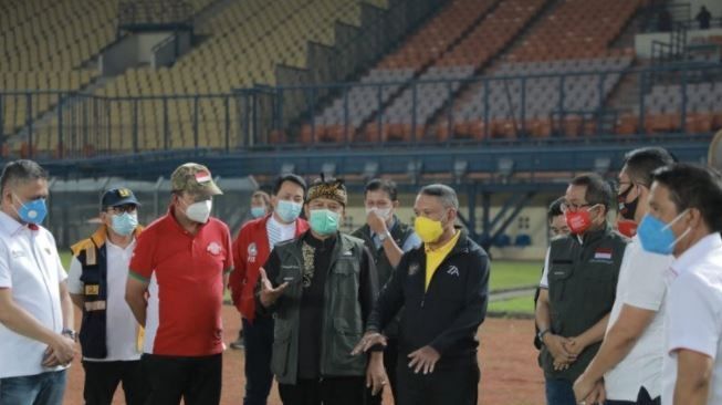 Menteri Pemuda dan Olahraga Zainudin Amali (tengah kanan) saat meninjau Stadion Si Jalak Harupat, Soreang, Kabupaten Bandung, Sabtu (28/11/2020). (ANTARA/HO/Humas Kemenpora)