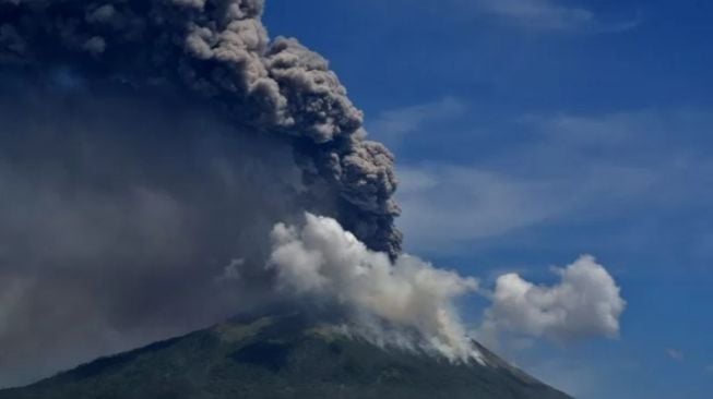 Gunung Api Ile Lewotolok Lembata Nusa Tenggara Timur Kembali Erupsi