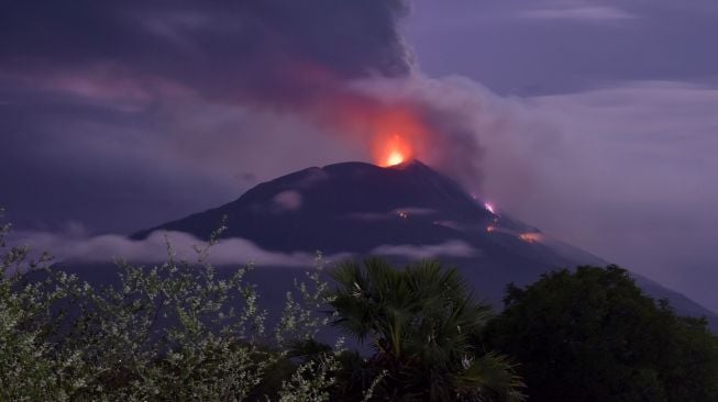 Gunung Lewotolok Membara, BPBD Kerahkan Helikopter Padamkan Kebakaran