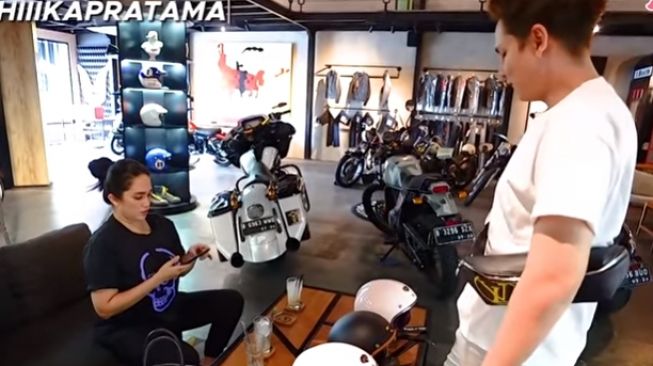 Andhika Pratama dan Ussy beli helm seharga 1 unit motor (Youtube)