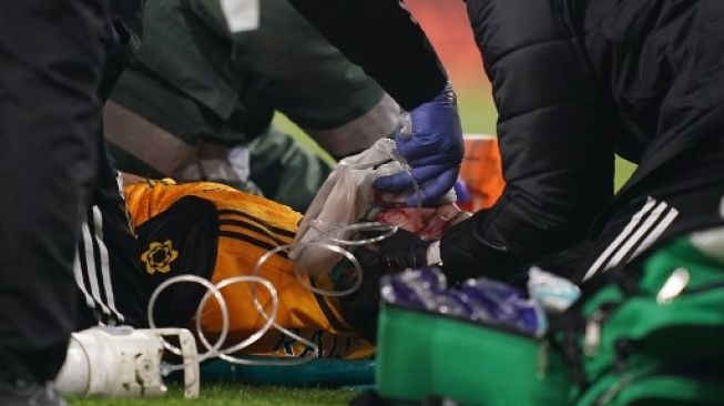 Raúl Jiménez fue trasladado de urgencia al hospital el lunes (30/11/2020) después de un enfrentamiento cara a cara con David Luiz en el partido WIB, Arsenal vs. Wolverhampton Wanderers.  (John Walton / Pool / AFP)