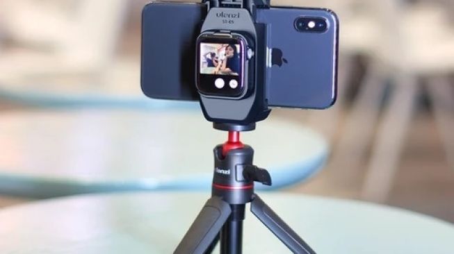 Kece, Tripod Ini Bisa Bikin Apple Watch Berfungsi Jadi Layar