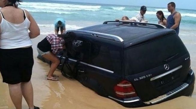 Nekat Parkir di Bibir Pantai, Mobil Mewah Ini Nyaris Ditelan Bumi