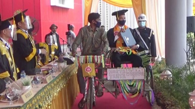 Salut! Mahasiswa Ini Wisuda Drive Thru Pakai Becak Dayung