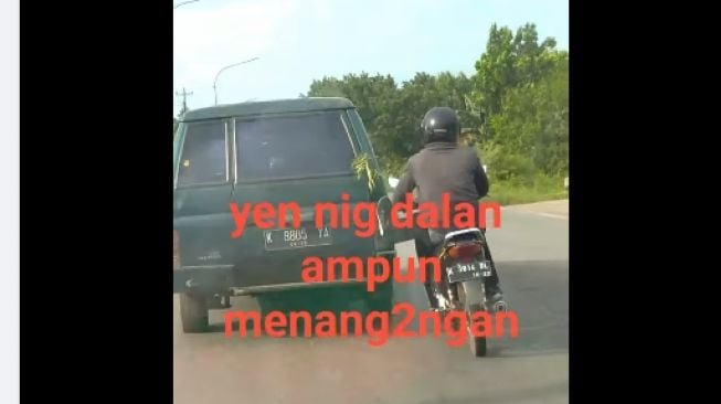 Video Solidaritas Pengguna Kendaraan Tua, Motor Rela Dorong Mobil Mogok