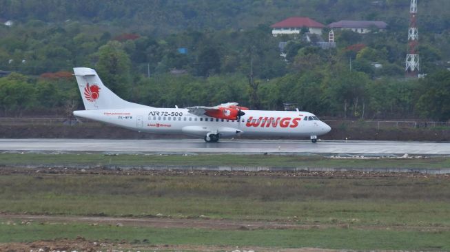 Satu Unit Maskapai Penerbangan Wings Air melintas di run way saat baru tiba di bandara El Tari Kupang, NTT, Senin (30/11/2020).  [ANTARA FOTO/Kornelis Kaha]
