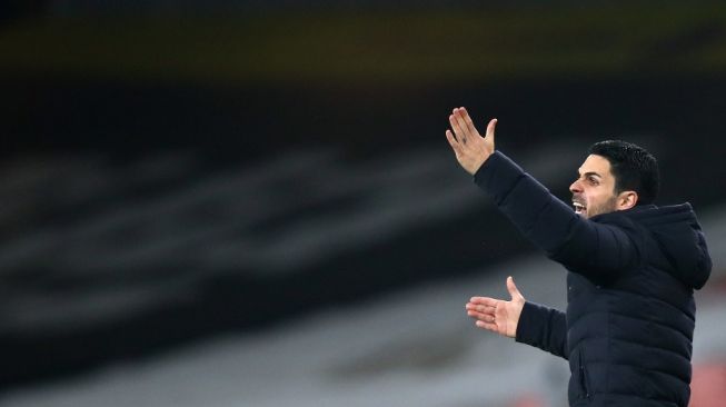 Manajer Arsenal Mikel Arteta memberi instruksi untuk pemainnya dalam laga menghadapi Wolverhampton di pekan ke-10 Liga Inggris, di Emirates Stadium, London, Minggu (29/11/2020). [Julian Finney / POOL / AFP]