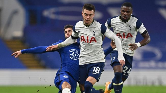 Gelandang Chelsea, Christian Pulisic (kiri) menekel gelandang Tottenham Hotspur Giovani Lo Celso (tengah) dalam laga pekan ke-10 Liga Inggris, di Stamford Bridge, London, Minggu (29/11/2020) waktu setempat. [JUSTIN TALLIS / POOL / AFP]