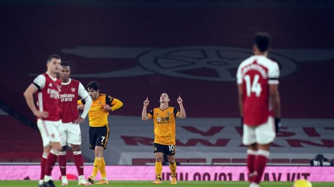 Pemain Arsenal menunjukkan raut kekecewaan usai gelandang Wolverhampton Daniel Podence (kedua dari kanan) mencetak gol dalam laga pekan ke-10 Liga Inggris, di Emirates Stadium, London, Minggu (29/11/2020). [John Walton / POOL / AFP]