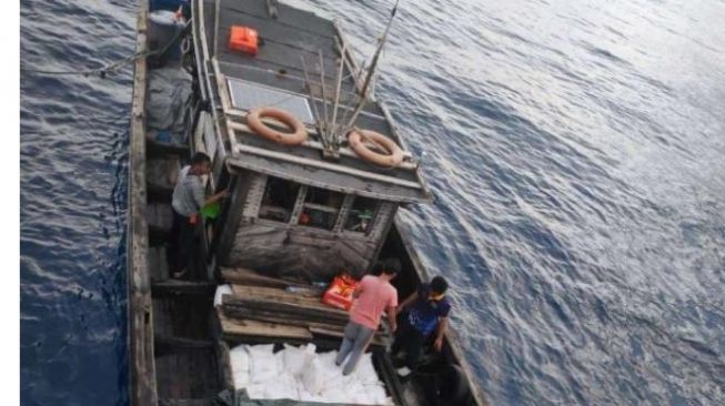 Berisi Pasir Timah, Kapal di Perairan Natuna Diamankan Bea Cukai Kepri